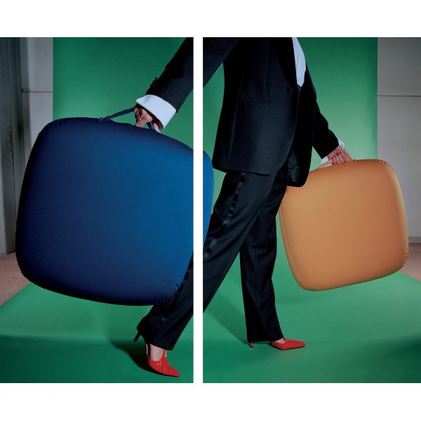 Q.letto | Cuscino trasformabile in letto gonfiabile di Campeggi Design - IDA' Interni d'Autore