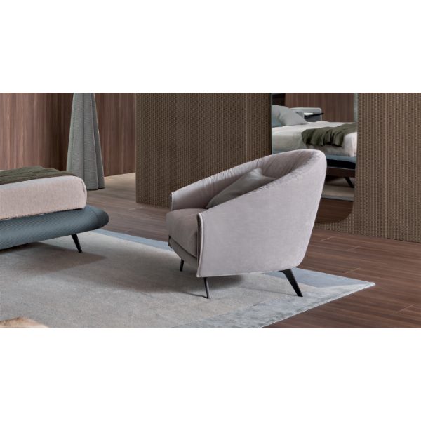 Saddle armchair