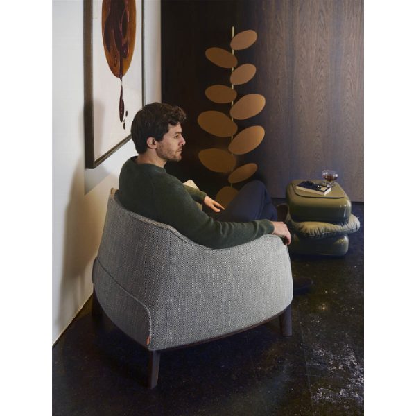 Poltrona Archibald con Base in Legno - Eleganza Italiana