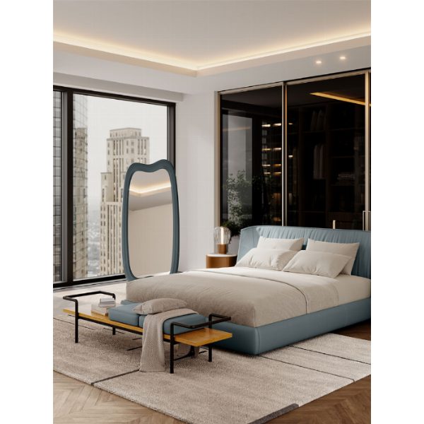 Squash, specchio a figura intera rivestito in pelle - Faye Toogood design