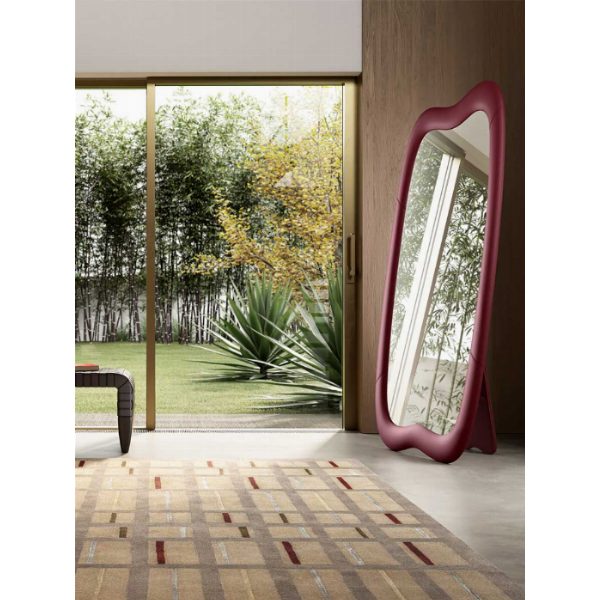 Squash, specchio a figura intera rivestito in pelle - Faye Toogood design