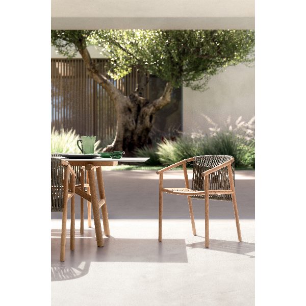 Isamu sedia outdoor