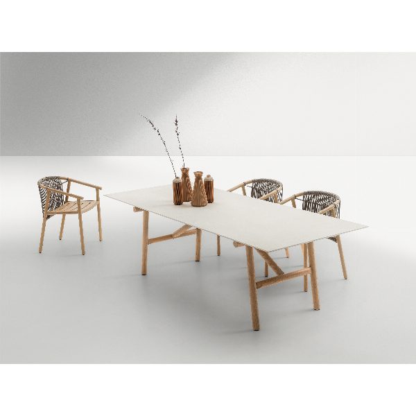Isamu sedia outdoor