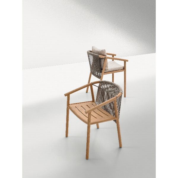 Isamu sedia outdoor