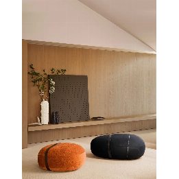 Prie pouf