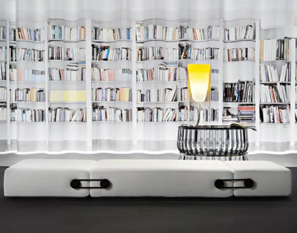Trix di Kartell: il divano trasformabile in poliuretano espanso