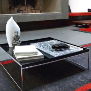 Il vassoio Dune Kartell sul tavolino del soggiorno Il vassoio Dune Kartell sul tavolino del soggiorno