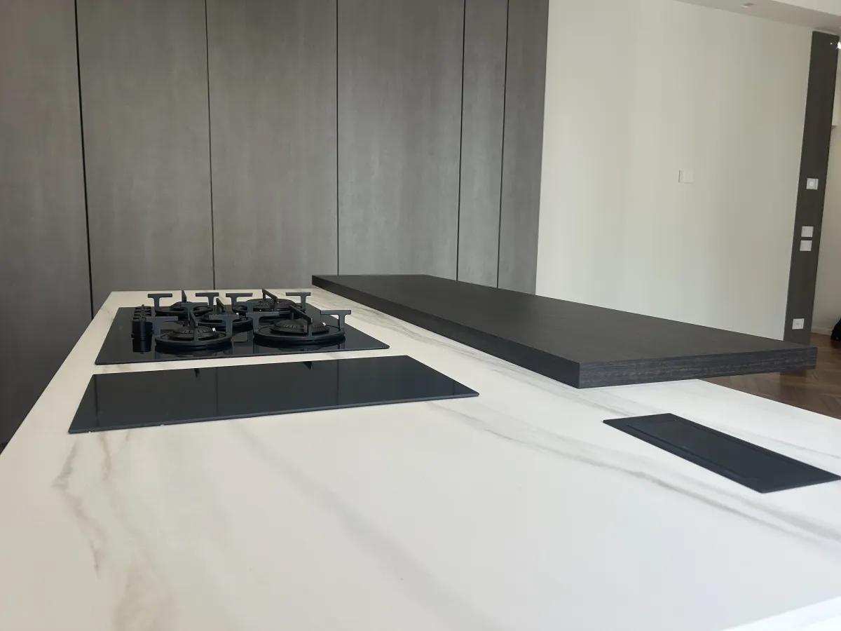 Piano in marmo bianco con piano cottura a gas e a induzione