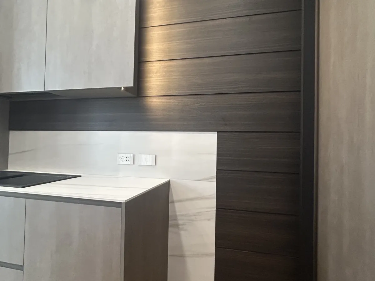 Angolo cucina con boiserie in legno scuro
