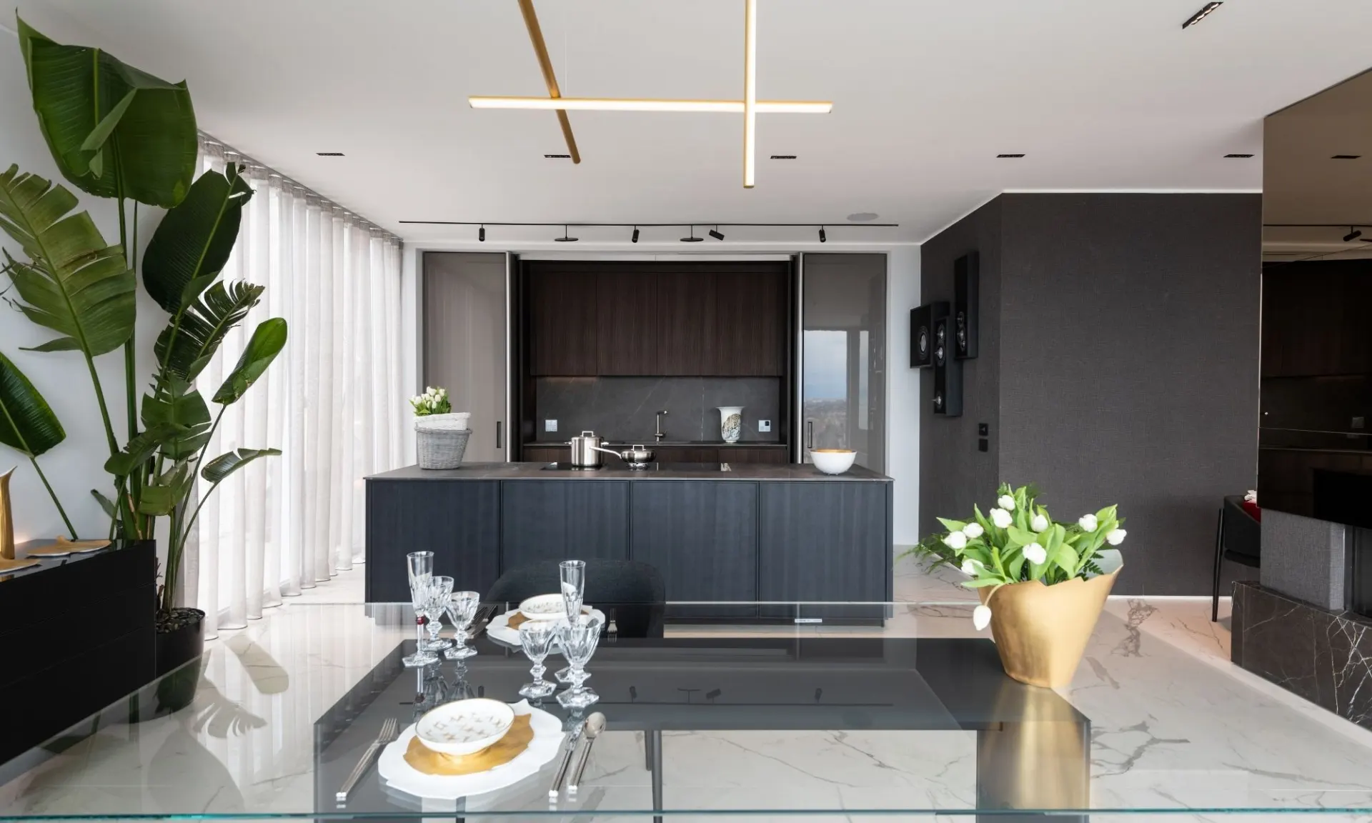 Cucina con isola e zona pranzo, un progetto IDÀ
