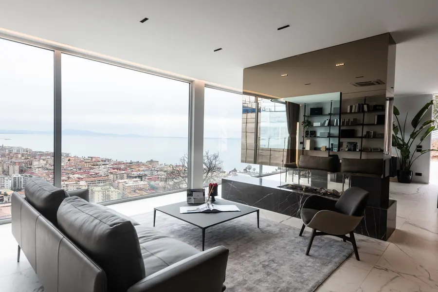 Bellevue Resort, Salerno: zona living con camino e vista mare