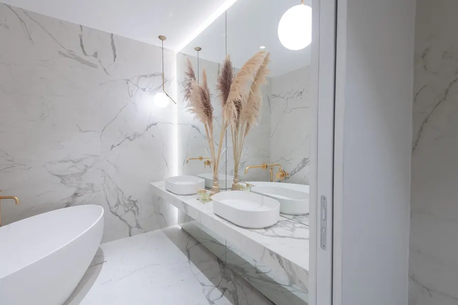Bellevue Resort, Salerno: antibagno/bagno: lavabi su mensola in gres, vasca