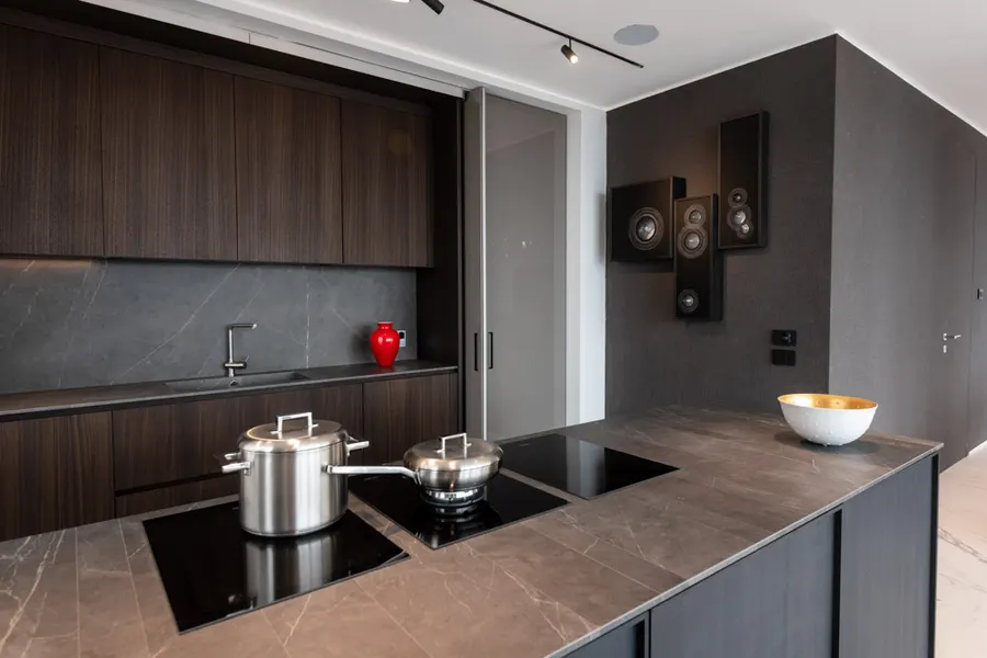 Bellevue Resort, Salerno: cucina, dettaglio isola e piani cottura