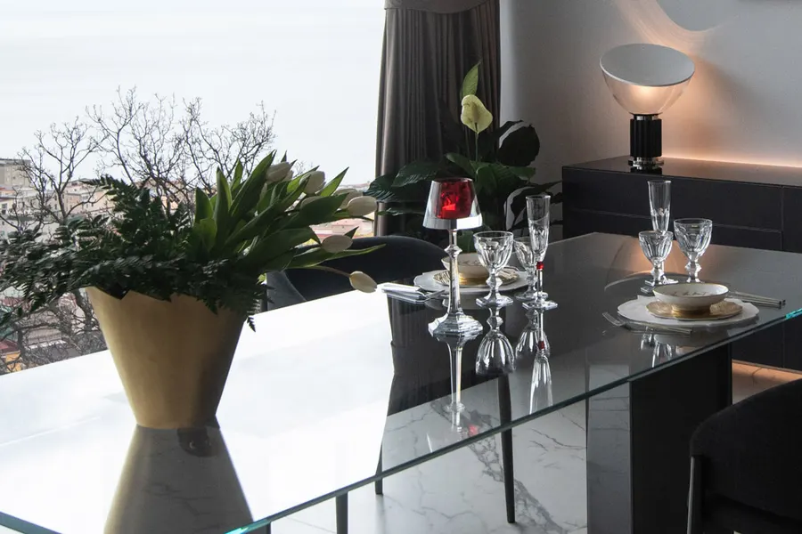 Bellevue Resort, Salerno: dettaglio tavola apparecchiata con vista