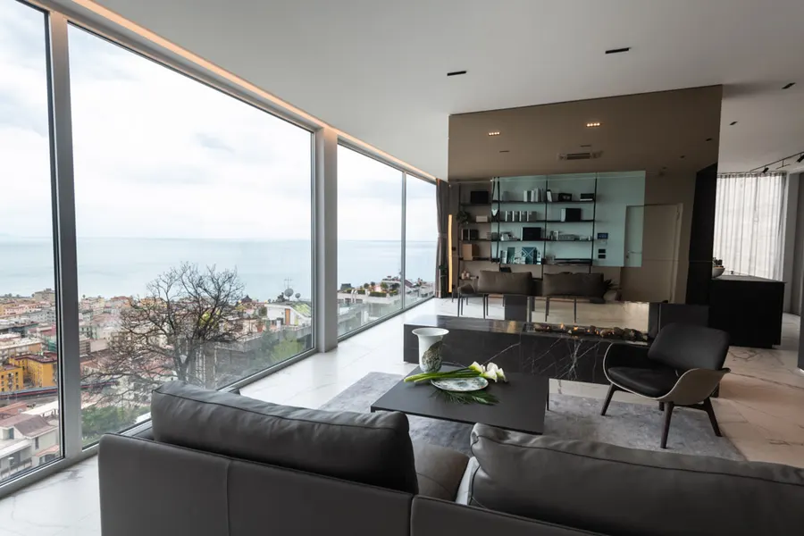 Bellevue Resort, Salerno: living, divano e vetrate