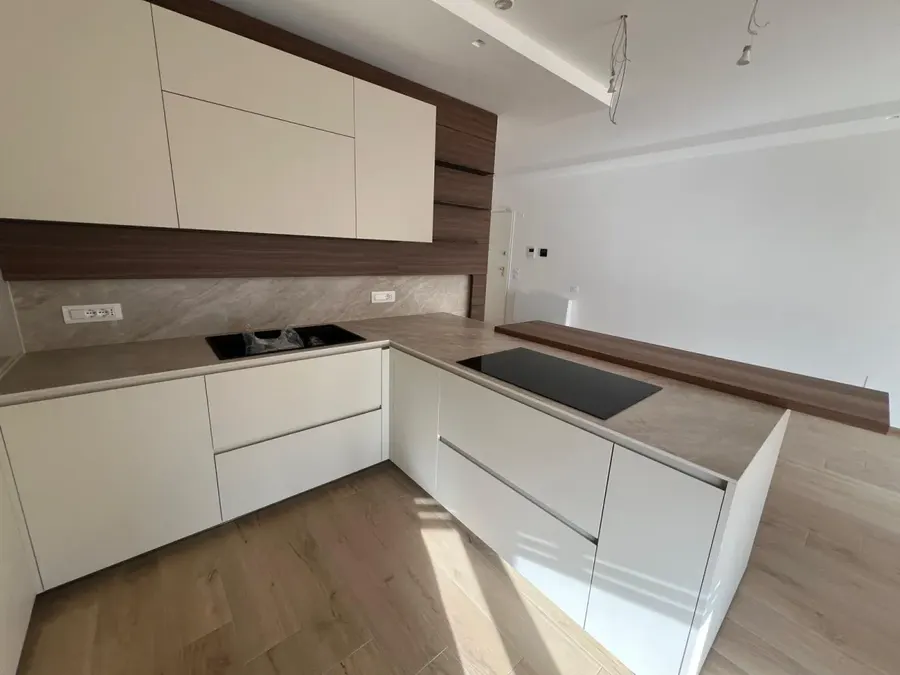 Cucina con parete in noce: composizione ad angolo
