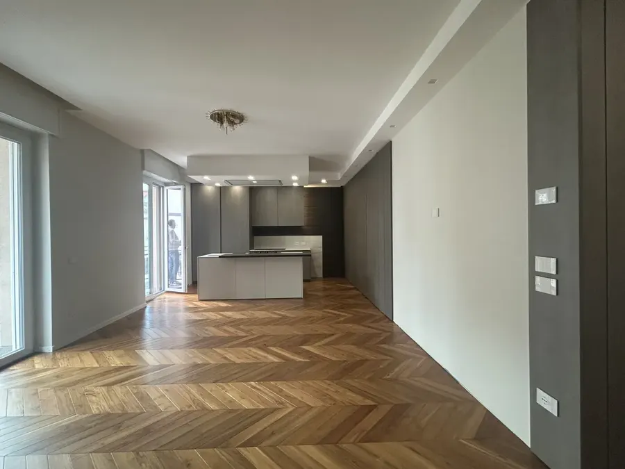 Cucina a isola con colonne grigie: open space